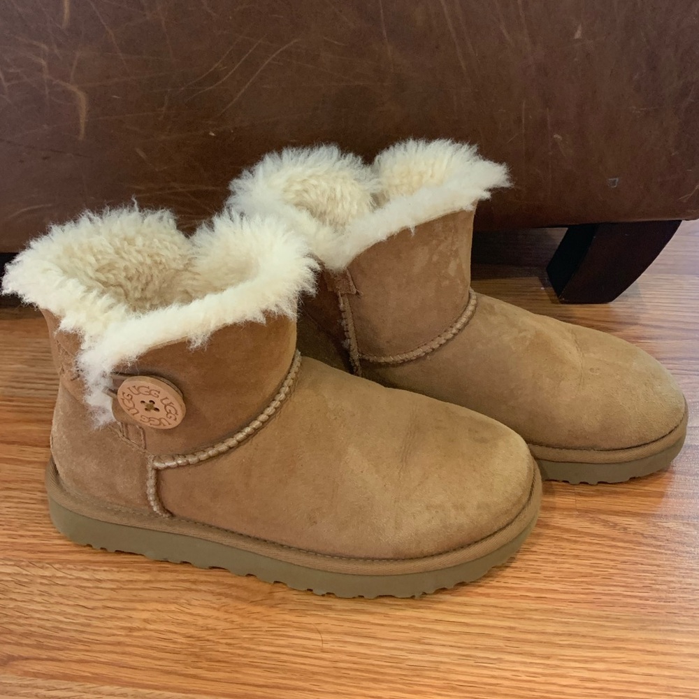 Ugg Mini Bailey Button short boots chestnut size 6 VGUC 1016422